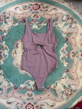 MAUVE BODYSUIT WITH KEYHOLE